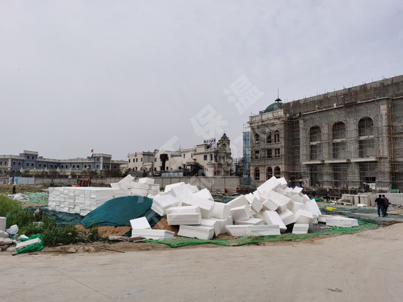 擠塑板到達工地現(xiàn)場