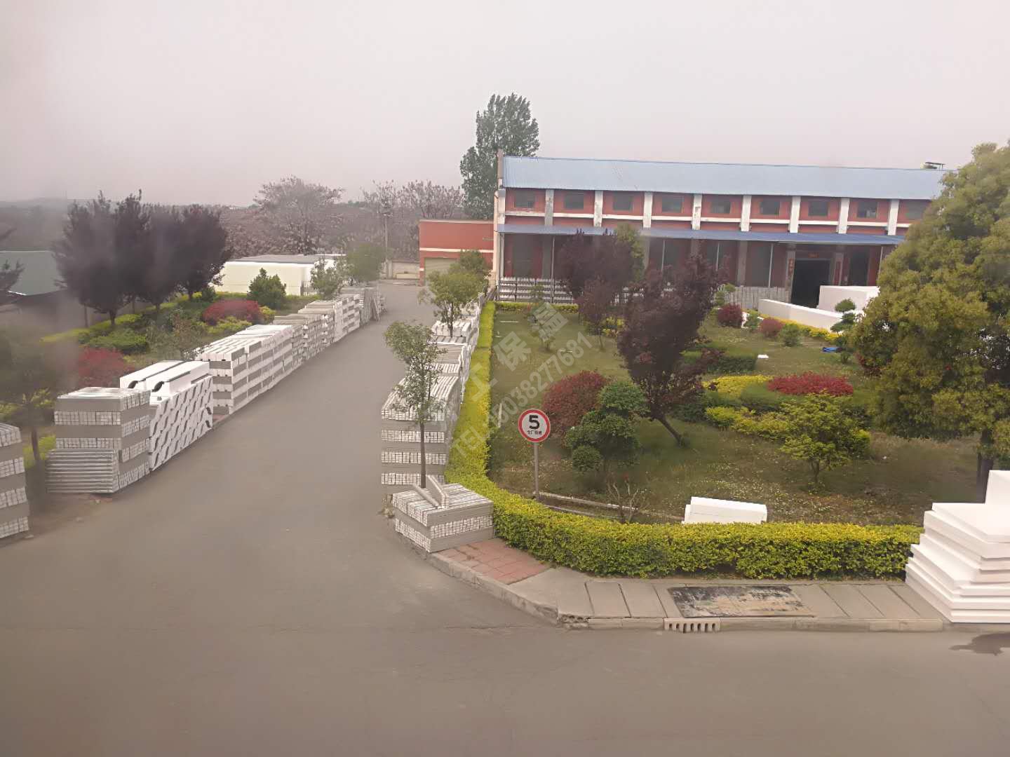 玻璃棉是以無色平板玻璃和石英砂為主要原材料制成